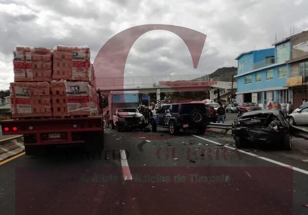 Choque múltiple en la Apizaco-Tlaxcala deja heridos y cuantiosos daños materiales